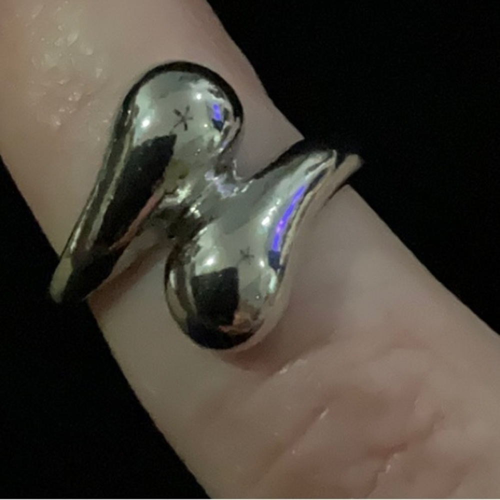Elegant Silver Toned Teardrop Ring Size 6 - Picture 4 of 6